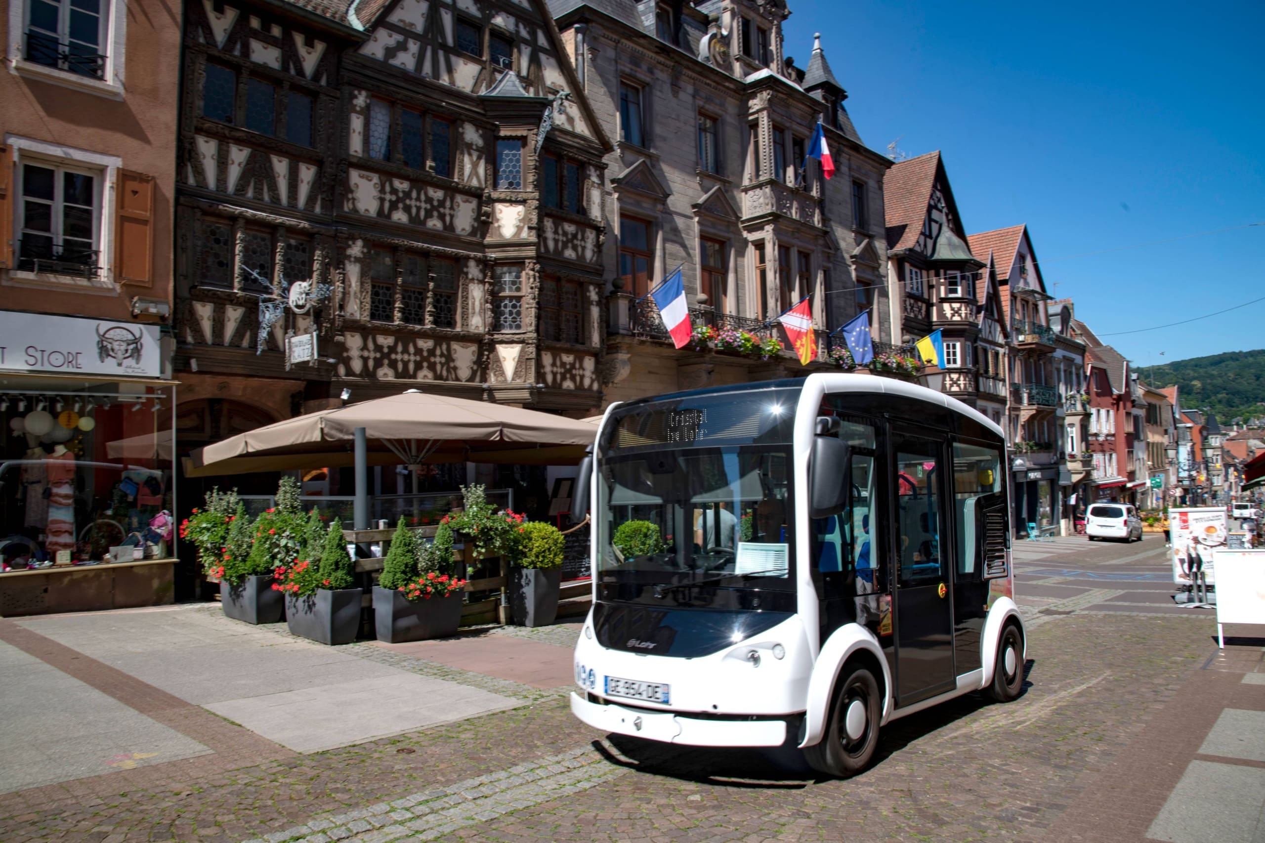 CRISTAL, modular urban public transport shuttle - copyright image © HAIKU DESIGN - LOHR